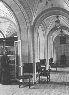 Интерьер библиотеки в Новой ризнице. 1910 г. Стоит архимандрит Макарий (Воскресенский)